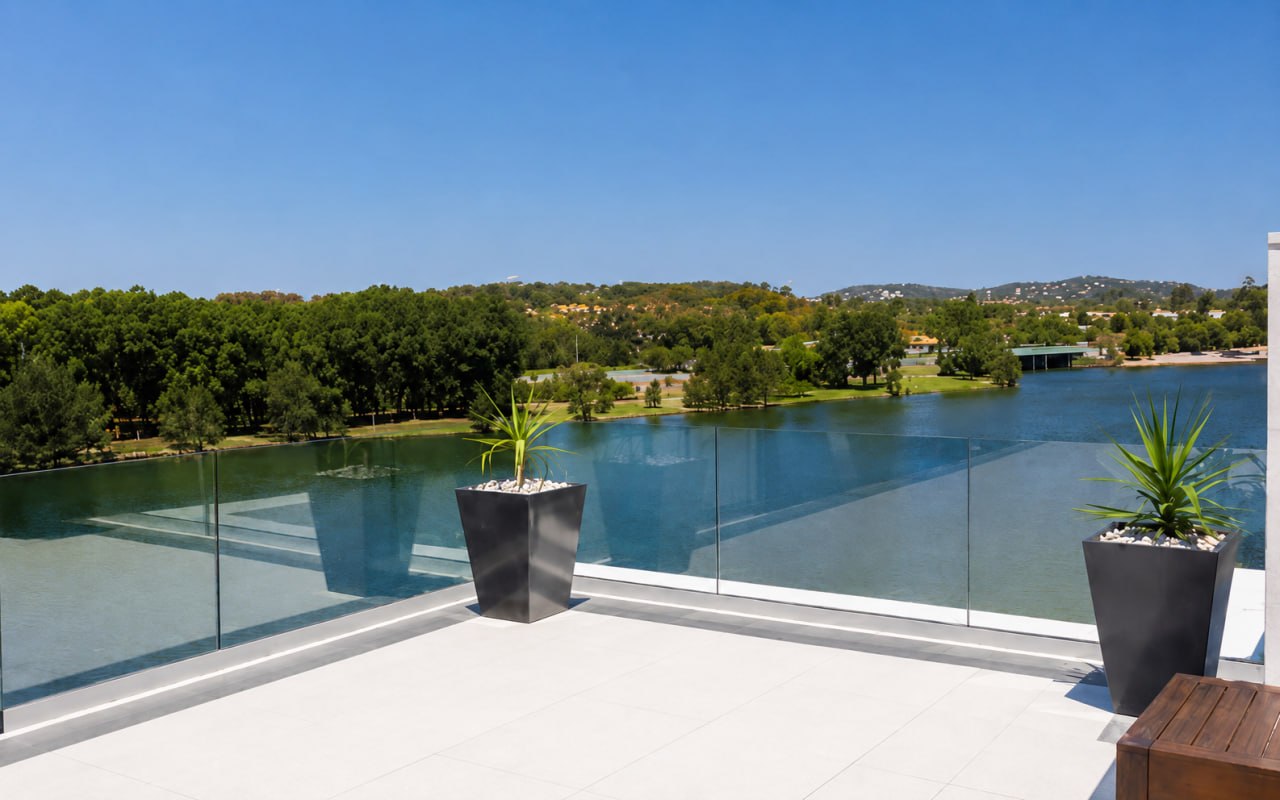 PCSdesign® Glasgeländer auf Terrasse mit Seeblick