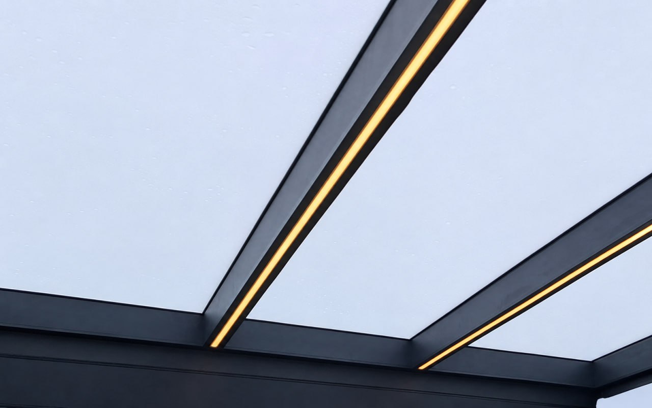 Detailansicht der warmweißen COB LED-Beleuchtungsprofile unter dem Terrassendach